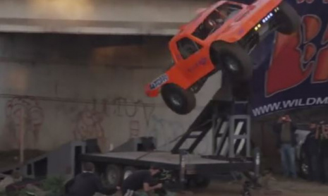 Потрясающий 360-градусный прыжок на грузовике